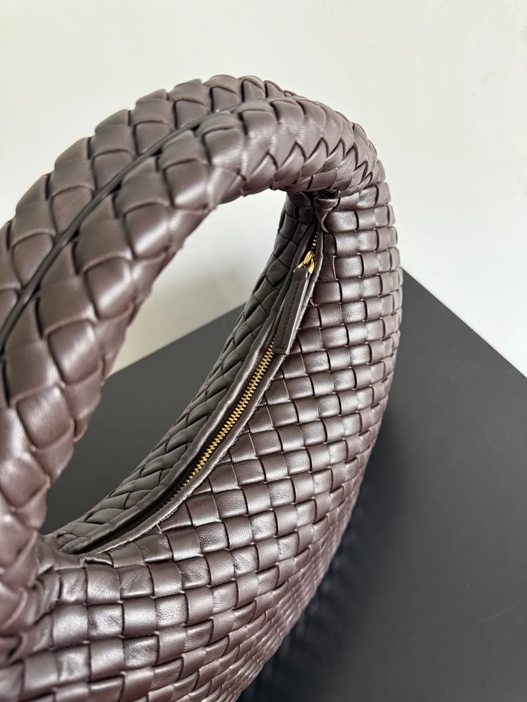 Batch 1720 BV Bottega Veneta's new early spring women's shoulder bag. The soft and delicate Hobo bag in small size is shipped! Many friends are waiting for this bag. It has a round shape and a large capacity. It can hold a 50-fold umbrella inside. Babies with a lot of daily items do not need to worry about the capacity of this bag. It is a practical bag for traveling and commuting. Although it is fluffy, it is soft and comfortable when carried on one shoulder. It has a modern and retro feel. Model No.: 856736 Size: 35*21*5cm